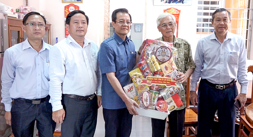 Lãnh đạo Tỉnh ủy An Giang thăm, chúc Tết các đồng chí nguyên lãnh đạo tỉnh, Trung ương qua các thời kỳ