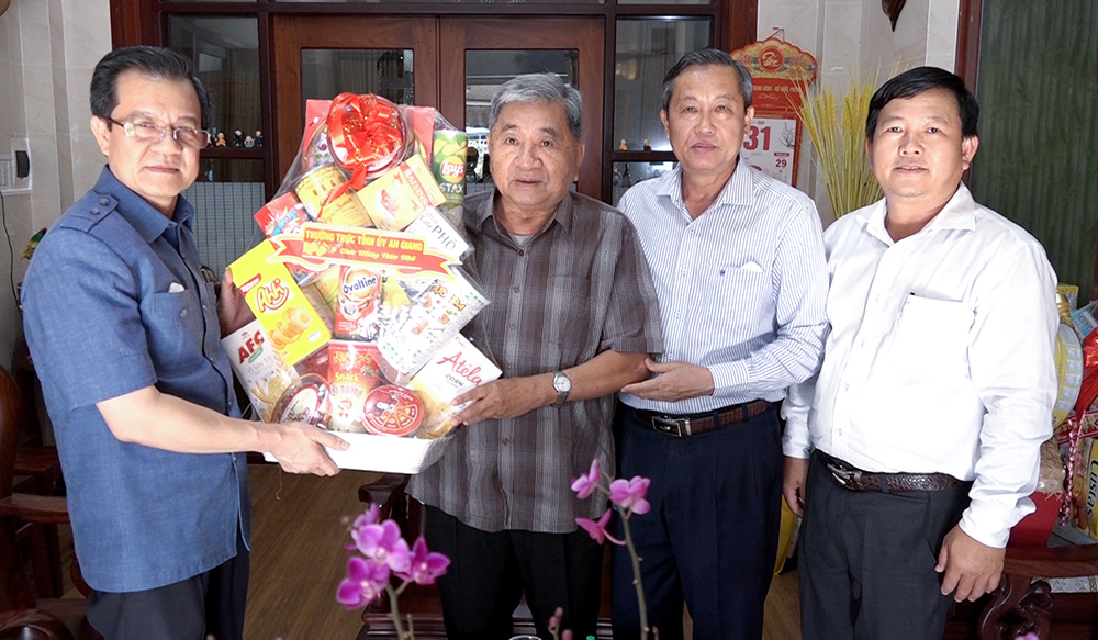 Lãnh đạo Tỉnh ủy An Giang thăm, chúc Tết các đồng chí nguyên lãnh đạo tỉnh, Trung ương qua các thời kỳ