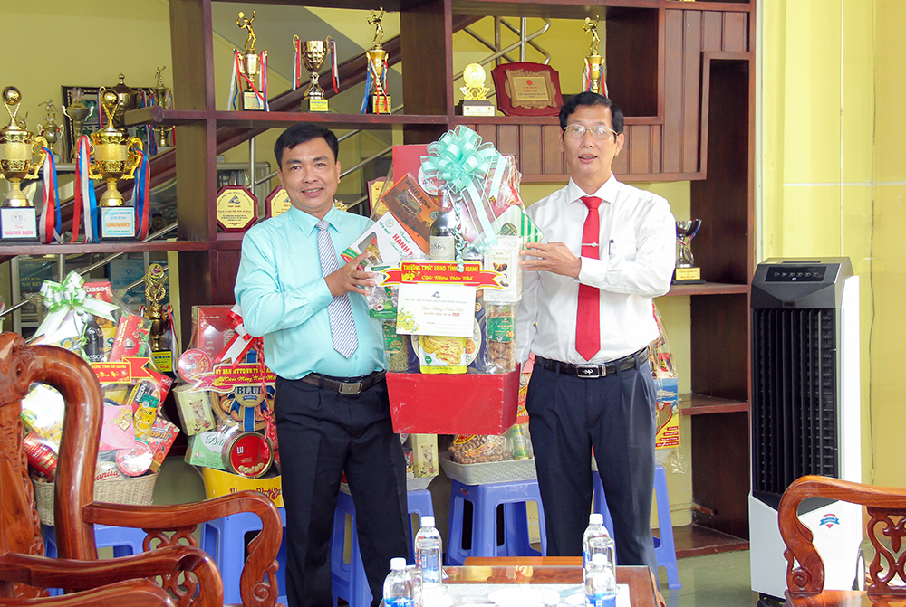 Phó Chủ tịch UBND tỉnh An Giang Lê Văn Phước thăm, chúc Tết doanh nghiệp