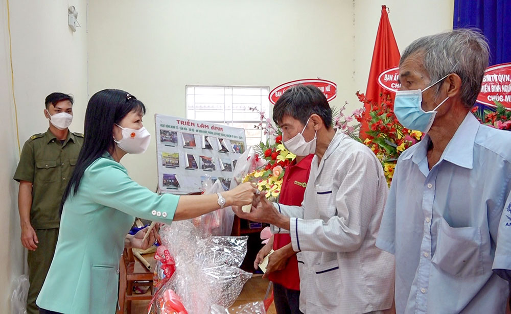 Trưởng ban Tuyên giáo Tỉnh ủy, Trưởng đoàn Đại biểu Quốc hội tỉnh An Giang Trần Thị Thanh Hương tặng quà Tết cho hộ nghèo huyện Thoại Sơn