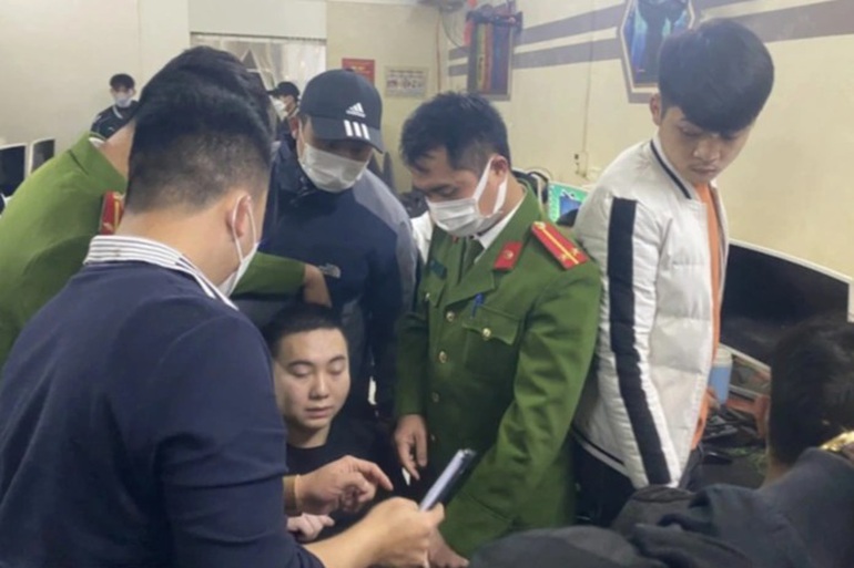 Triệt phá đường dây bán vé máy bay giả cho người Việt Nam ở nước ngoài