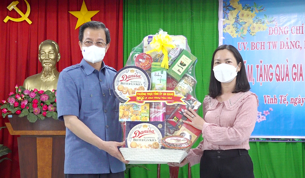 Bí thư Tỉnh ủy An Giang Lê Hồng Quang chúc Tết, tặng quà trên địa bàn TP. Châu Đốc