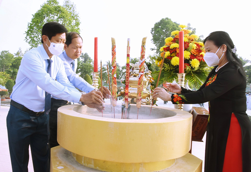 Lãnh đạo huyện Châu Phú viếng nghĩa trang liệt sĩ huyện