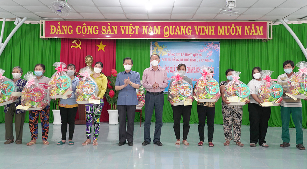 Bí thư Tỉnh ủy An Giang Lê Hồng Quang chúc Tết, tặng quà trên địa bàn TP. Châu Đốc