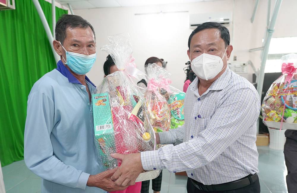 Bí thư Tỉnh ủy An Giang Lê Hồng Quang chúc Tết, tặng quà trên địa bàn TP. Châu Đốc