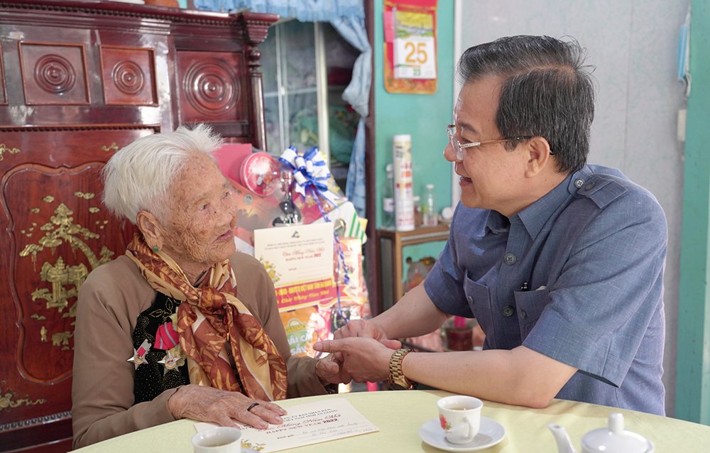 Bí thư Tỉnh ủy An Giang Lê Hồng Quang chúc Tết, tặng quà trên địa bàn TP. Châu Đốc