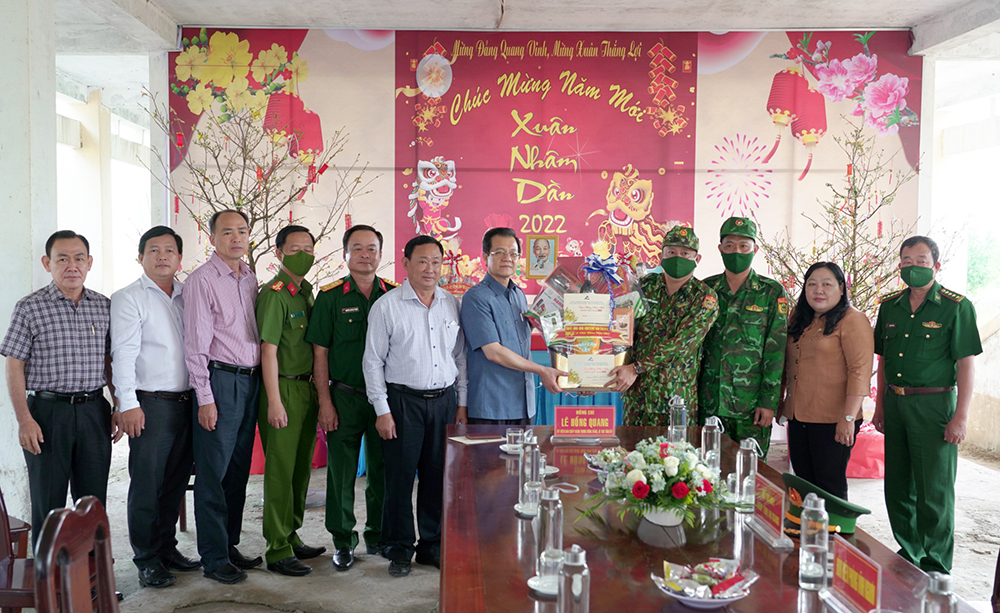 Bí thư Tỉnh ủy An Giang Lê Hồng Quang chúc Tết, tặng quà trên địa bàn TP. Châu Đốc