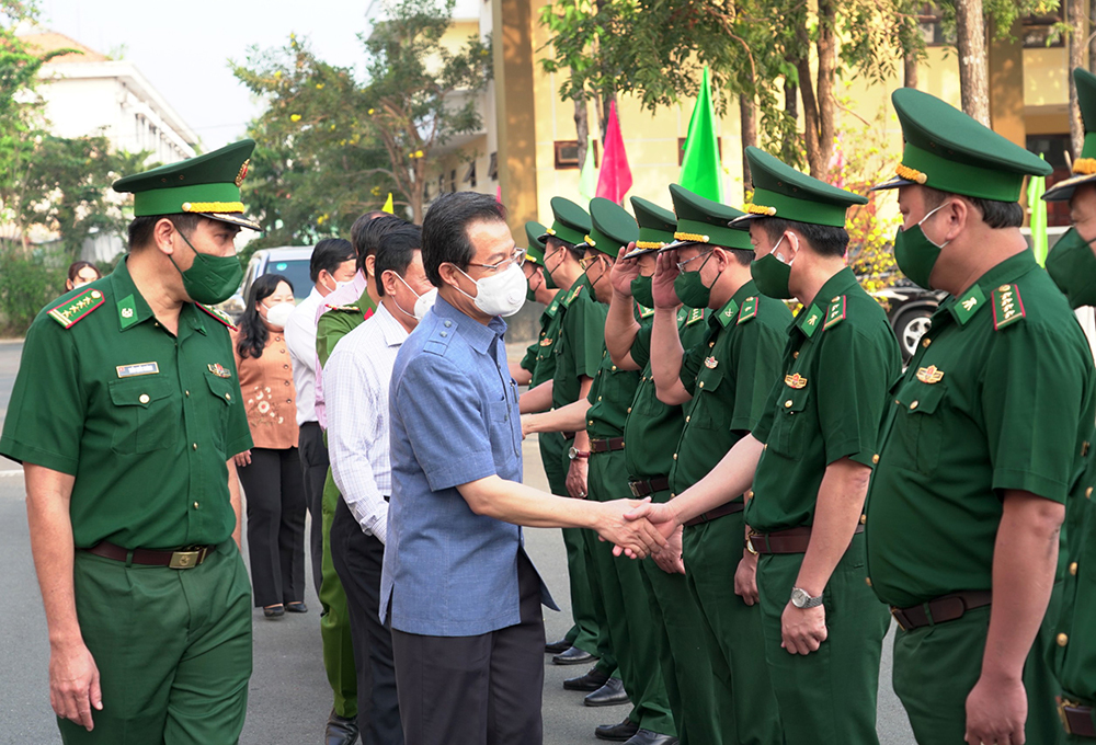 Bí thư Tỉnh ủy An Giang Lê Hồng Quang chúc Tết, tặng quà trên địa bàn TP. Châu Đốc