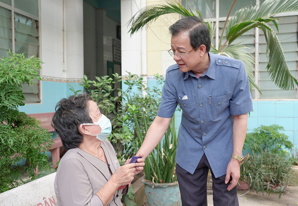 Bí thư Tỉnh ủy An Giang Lê Hồng Quang chúc Tết, tặng quà trên địa bàn TP. Châu Đốc