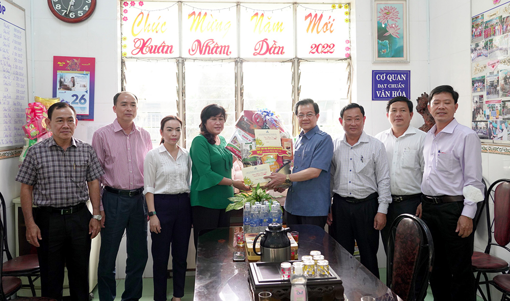 Bí thư Tỉnh ủy An Giang Lê Hồng Quang chúc Tết, tặng quà trên địa bàn TP. Châu Đốc
