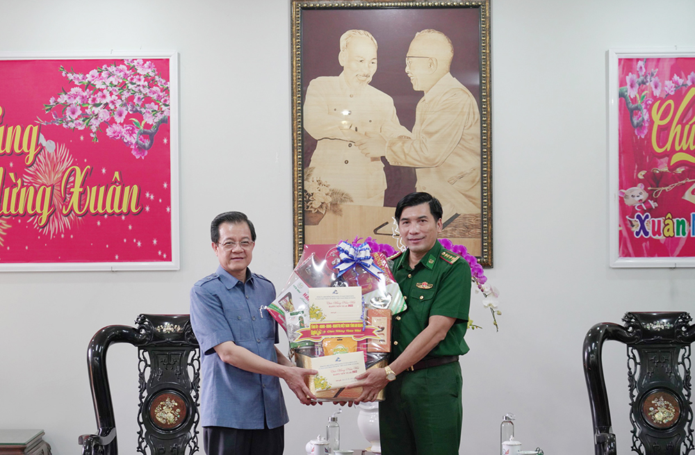 Bí thư Tỉnh ủy An Giang Lê Hồng Quang chúc Tết, tặng quà trên địa bàn TP. Châu Đốc
