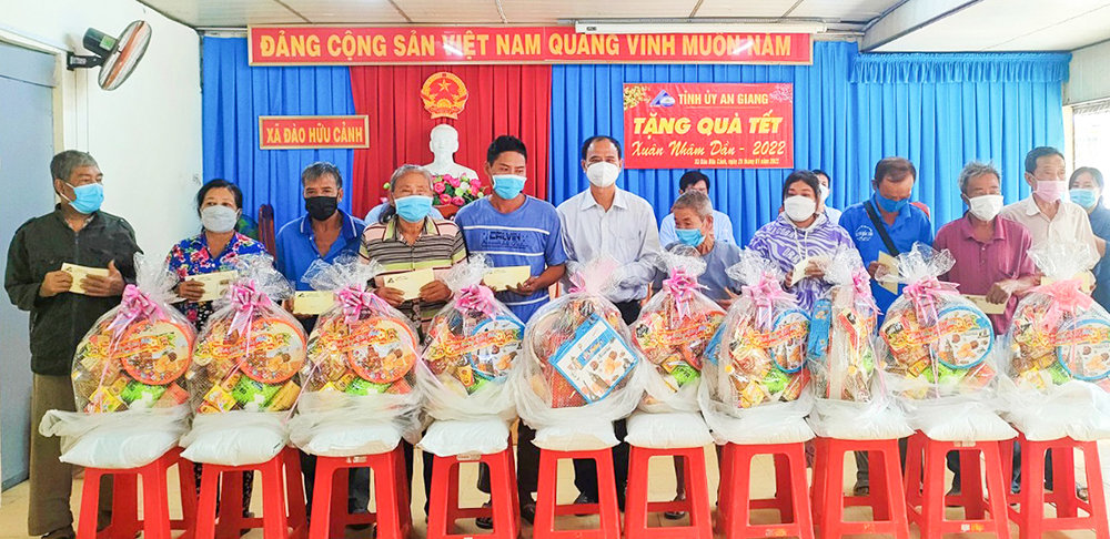 Trao 30 phần quà Tết cho hộ nghèo, hộ khó khăn xã Đào Hữu Cảnh