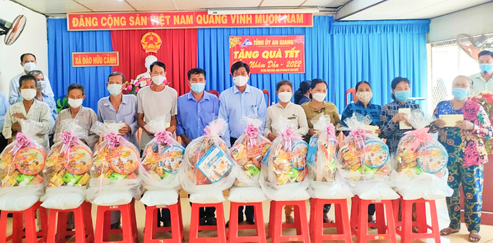 Trao 30 phần quà Tết cho hộ nghèo, hộ khó khăn xã Đào Hữu Cảnh