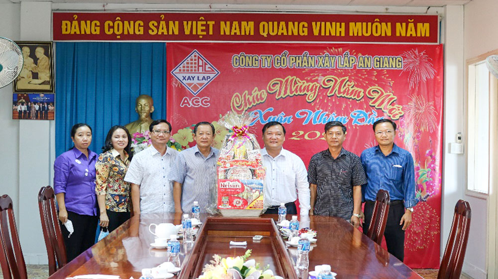 Lãnh đạo Châu Thành thăm, chúc Tết nguyên lãnh đạo huyện