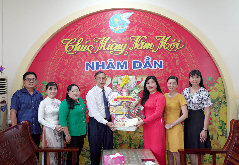Phó Bí thư Thường trực Tỉnh ủy, Chủ tịch HĐND tỉnh An Giang Lê Văn Nưng thăm, chúc Tết các hội, đoàn thể tỉnh