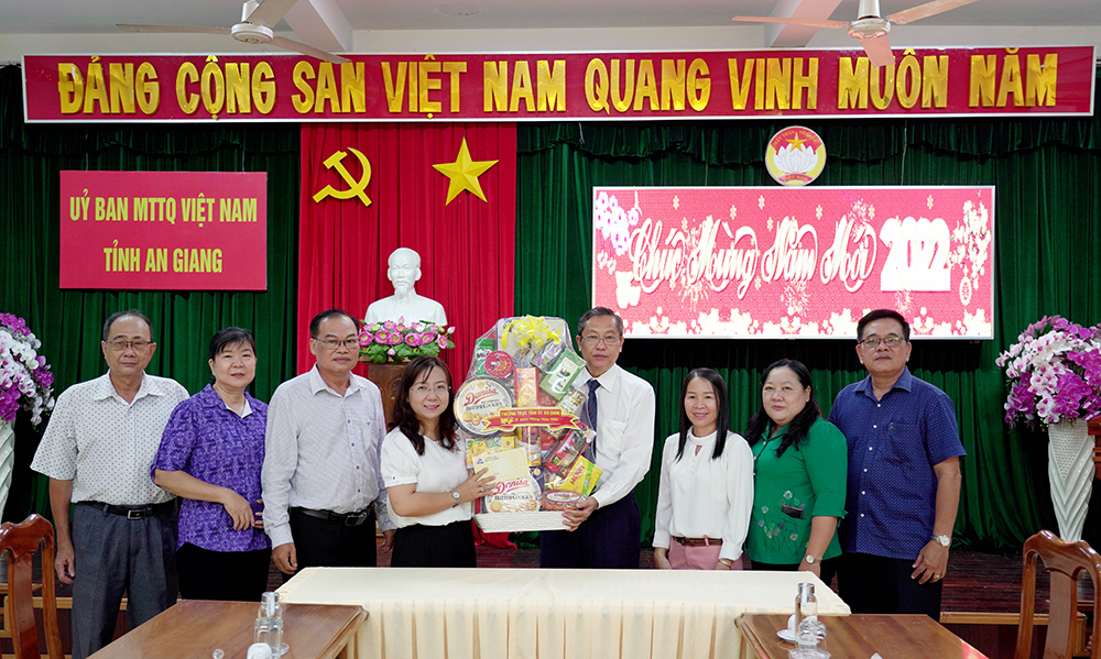 Phó Bí thư Thường trực Tỉnh ủy, Chủ tịch HĐND tỉnh An Giang Lê Văn Nưng thăm, chúc Tết các hội, đoàn thể tỉnh