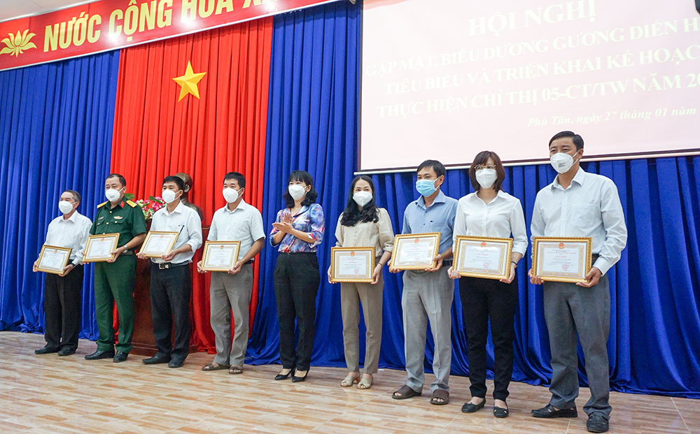 Huyện ủy Phú Tân biểu dương gương điển hình tiêu biểu thực hiện Chỉ thị 05-CT/TW