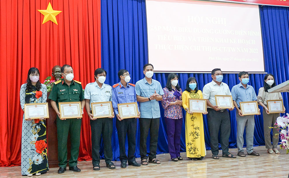 Huyện ủy Phú Tân biểu dương gương điển hình tiêu biểu thực hiện Chỉ thị 05-CT/TW