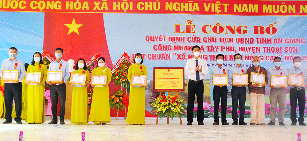 Xã Tây Phú đón nhận bằng đạt chuẩn Xã nông thôn mới nâng cao năm 2021