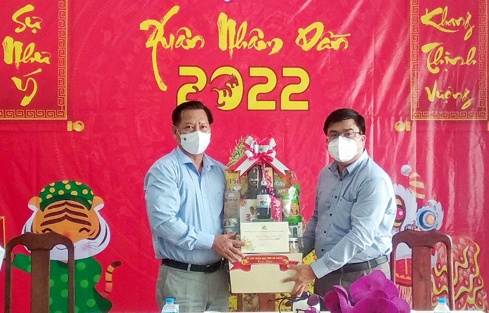 Phó Chủ tịch UBND tỉnh An Giang Trần Anh Thư thăm, chúc Tết tại huyện Phú Tân