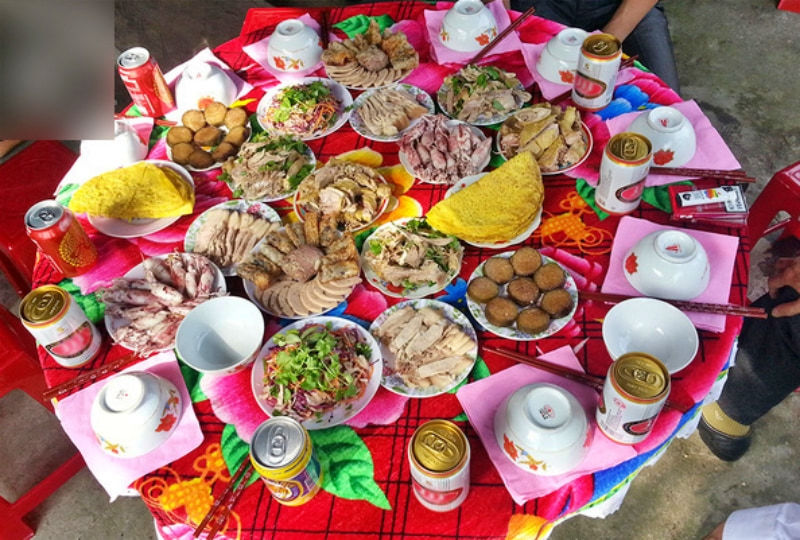 Mâm cỗ Tết: Đó là những hình ảnh tươi sáng, rực rỡ của mâm cỗ Tết truyền thống với những món ăn đậm chất dân tộc. Hãy cùng xem và cảm nhận sự trọn vẹn của Tết Việt qua mâm cỗ đầy màu sắc này.