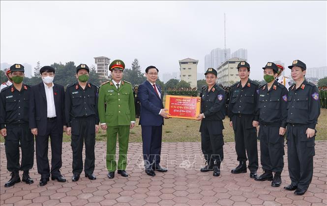 Chủ tịch Quốc hội Vương Đình Huệ thăm, chúc tết Bộ Tư lệnh Cảnh sát cơ động
