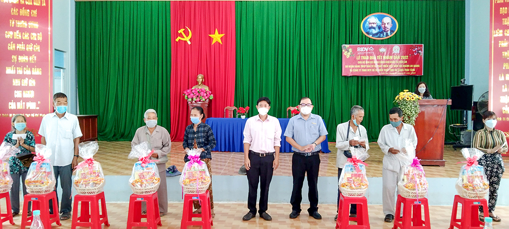 UBMTTQVN tỉnh An Giang tặng quà Tết cho các hộ nghèo 2 huyện Chợ Mới và Châu Thành