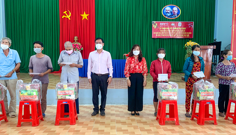 UBMTTQVN tỉnh An Giang tặng quà Tết cho các hộ nghèo 2 huyện Chợ Mới và Châu Thành