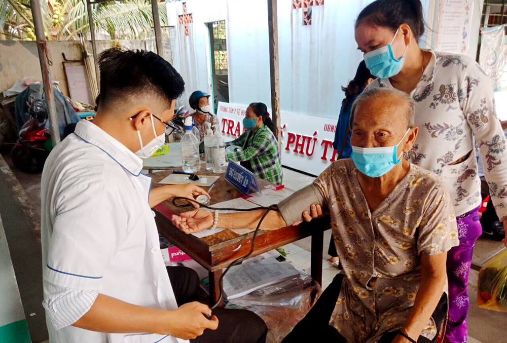 Tặng quà, khám bệnh, cấp thuốc miễn phí cho người dân có hoàn cảnh khó khăn của xã Phú Thọ