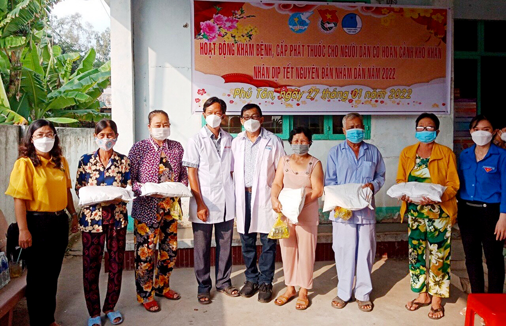 Tặng quà, khám bệnh, cấp thuốc miễn phí cho người dân có hoàn cảnh khó khăn của xã Phú Thọ
