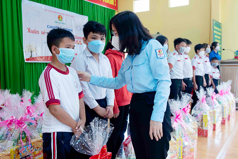 Tỉnh đoàn - Hội đồng Đội tỉnh An Giang chăm lo Tết Nhâm Dần 2022 cho thiếu nhi và giáo viên làm Tổng phụ trách Đội