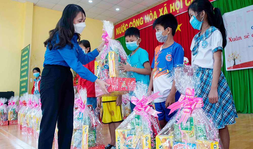 Tỉnh đoàn - Hội đồng Đội tỉnh An Giang chăm lo Tết Nhâm Dần 2022 cho thiếu nhi và giáo viên làm Tổng phụ trách Đội
