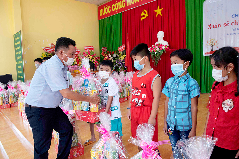 Tỉnh đoàn - Hội đồng Đội tỉnh An Giang chăm lo Tết Nhâm Dần 2022 cho thiếu nhi và giáo viên làm Tổng phụ trách Đội