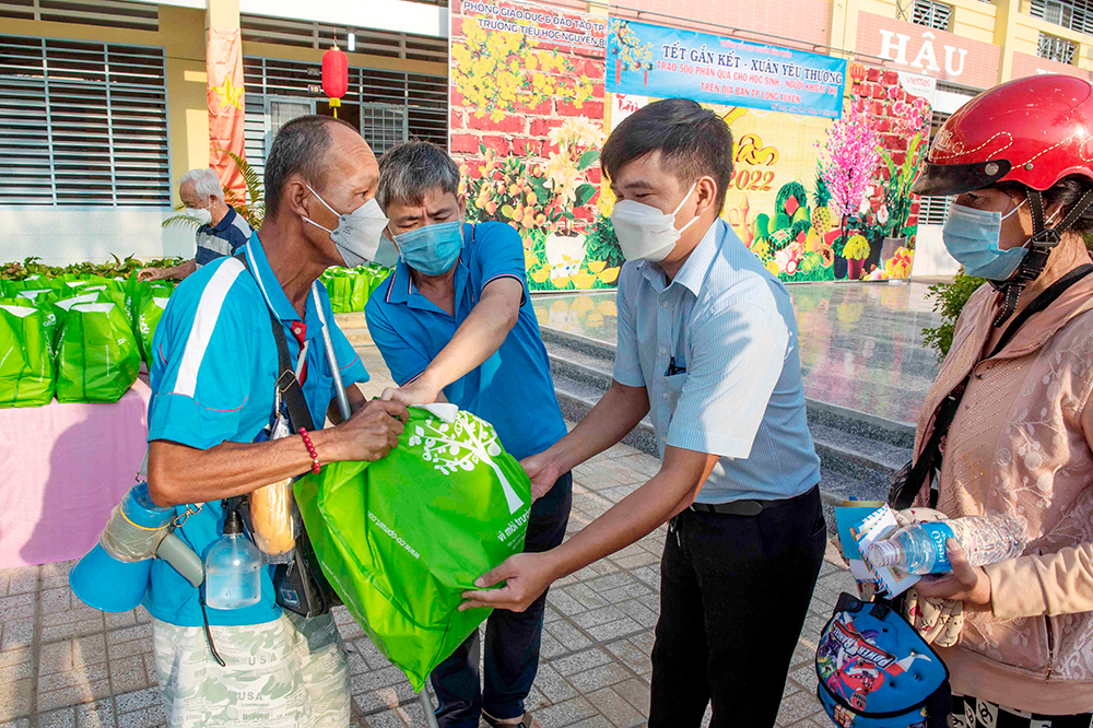 Trường Tiểu học Nguyễn Bỉnh Khiêm tổ chức Chương trình “Tết gắn kết- Xuân yêu thương”