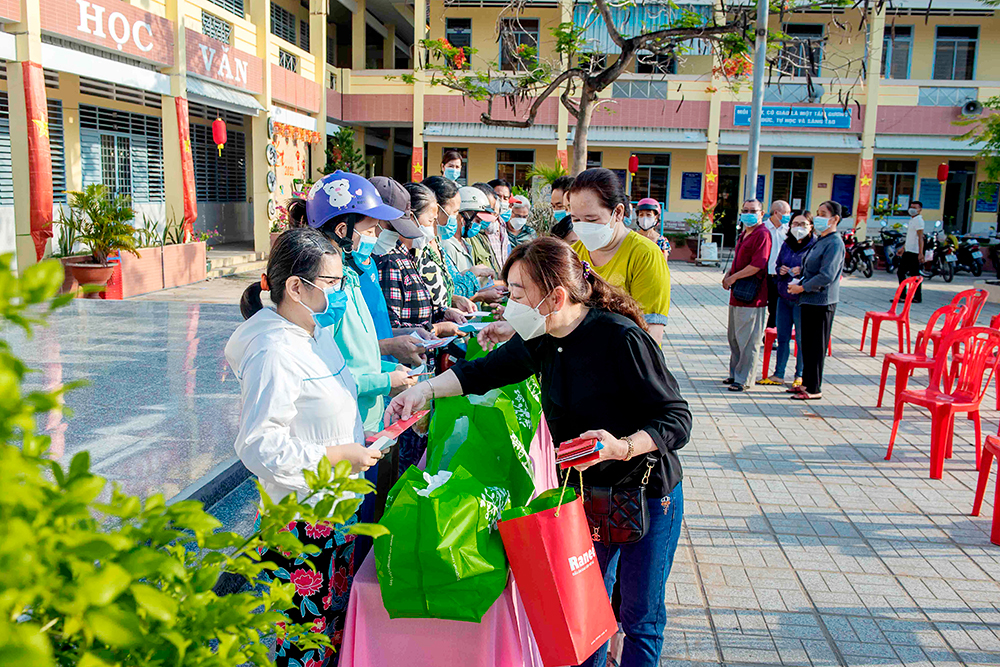 Trường Tiểu học Nguyễn Bỉnh Khiêm tổ chức Chương trình “Tết gắn kết- Xuân yêu thương”