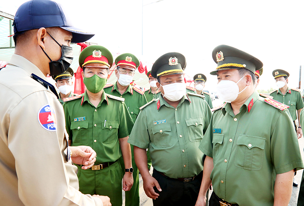 Công an Kandal chúc Tết Công an An Giang
