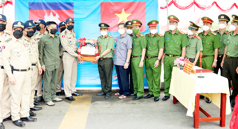 Công an Kandal chúc Tết Công an An Giang