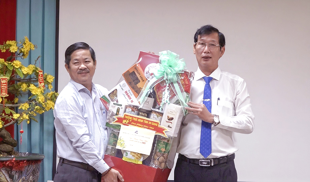 Lãnh đạo tỉnh An Giang thăm, chúc Tết doanh nghiệp và Bệnh viện Đa khoa Hạnh Phúc