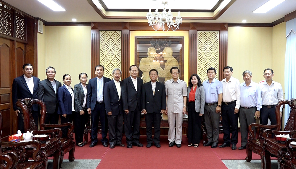 Tòa Giám mục Long Xuyên thăm, chúc Tết Tỉnh ủy An Giang