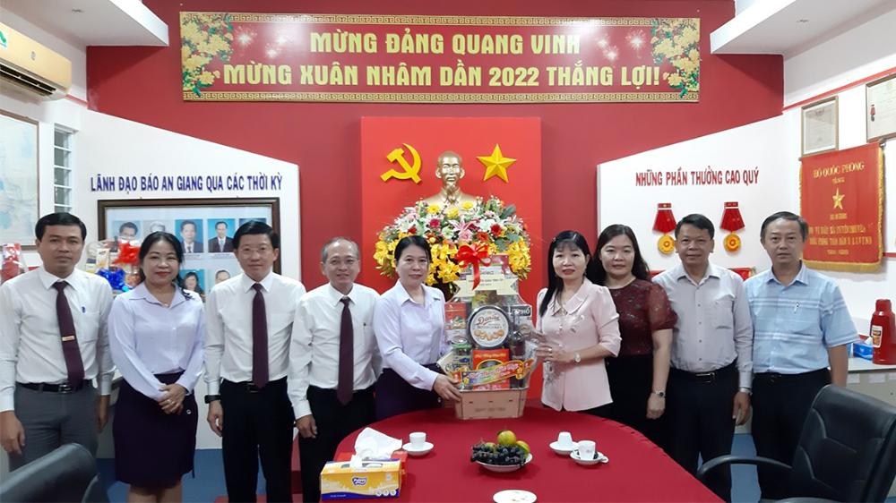 Trưởng ban Tuyên giáo Tỉnh ủy, Trưởng đoàn Đại biểu Quốc hội tỉnh An Giang Trần Thị Thanh Hương chúc Tết Báo An Giang
