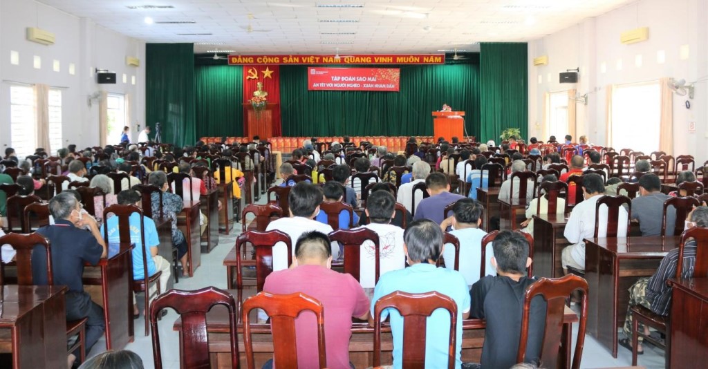 Sao Mai ăn Tết với người nghèo 7a