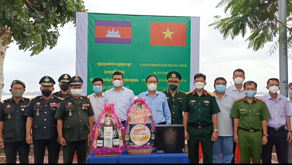 Lãnh đạo huyện Leuk Deak thăm, chúc Tết UBND TX. Tân Châu và các đơn vị đóng quân trên địa bàn