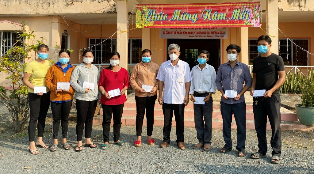 An Giang tặng quà Tết cho 879 Trưởng ban Công tác Mặt trận