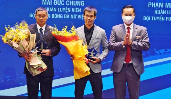 Hoàng Đức, Huỳnh Như và Hồ Văn Ý giành Quả bóng vàng Việt Nam 2021