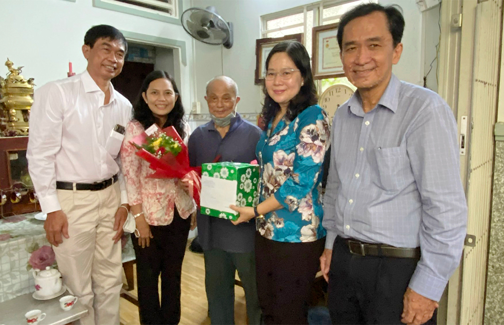 Bí thư Thành ủy, Chủ tịch UBND TP. Long Xuyên Đặng Thị Hoa Rây thăm, tặng quà nguyên lãnh đạo phòng y tế, trung tâm y tế