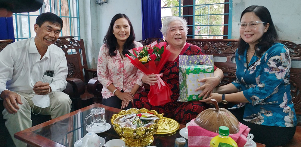 Bí thư Thành ủy, Chủ tịch UBND TP. Long Xuyên Đặng Thị Hoa Rây thăm, tặng quà nguyên lãnh đạo phòng y tế, trung tâm y tế