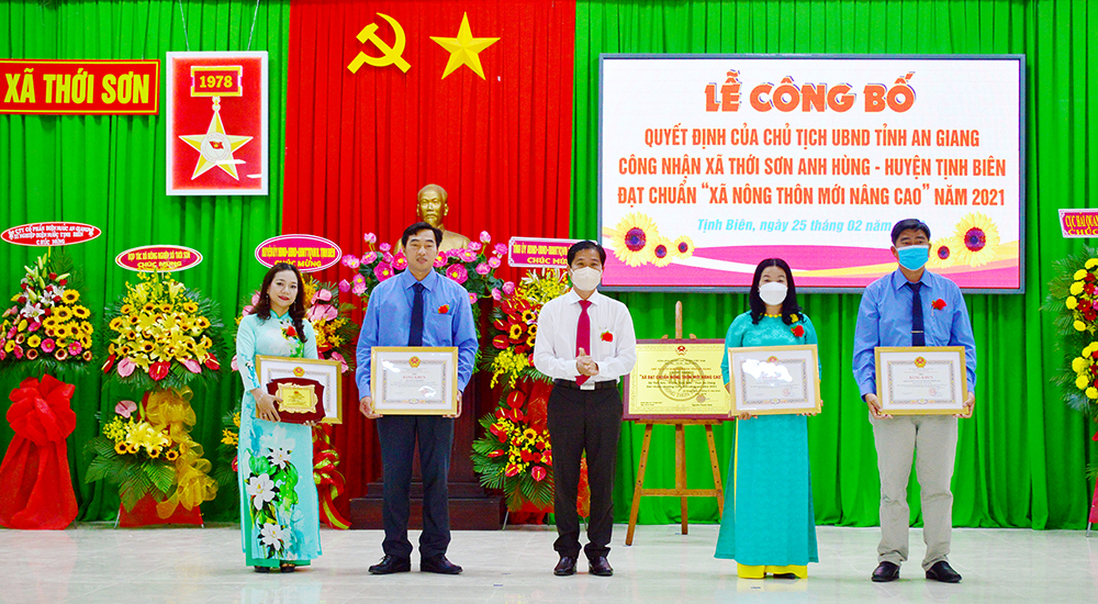 Xã Thới Sơn Anh hùng đón bằng công nhận đạt chuẩn xã nông thôn mới nâng cao năm 2021