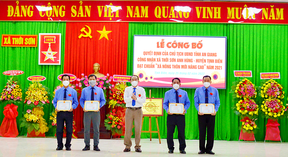 Xã Thới Sơn Anh hùng đón bằng công nhận đạt chuẩn xã nông thôn mới nâng cao năm 2021