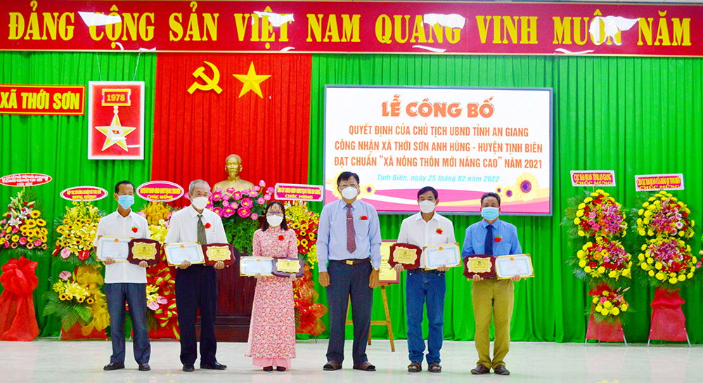 Xã Thới Sơn Anh hùng đón bằng công nhận đạt chuẩn xã nông thôn mới nâng cao năm 2021