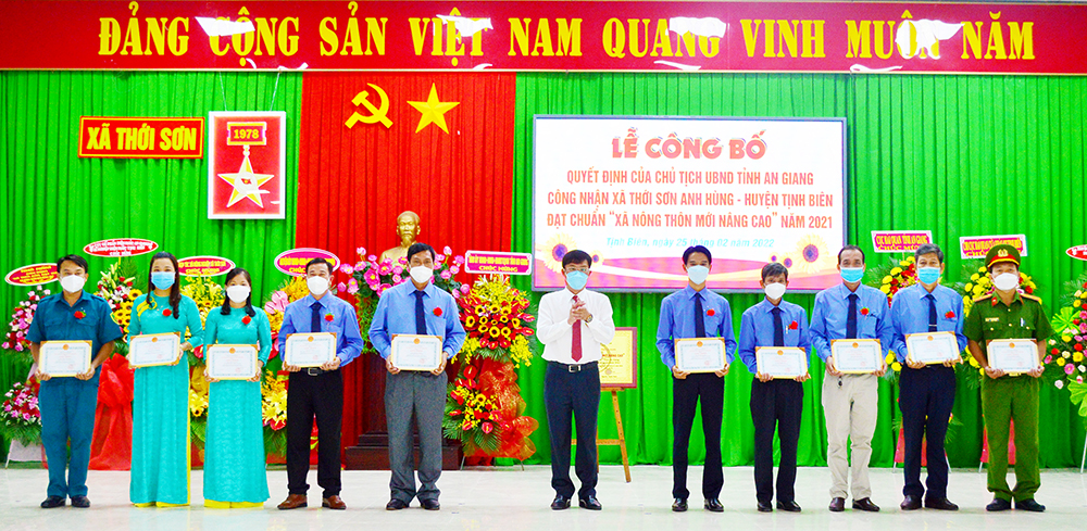 Xã Thới Sơn Anh hùng đón bằng công nhận đạt chuẩn xã nông thôn mới nâng cao năm 2021